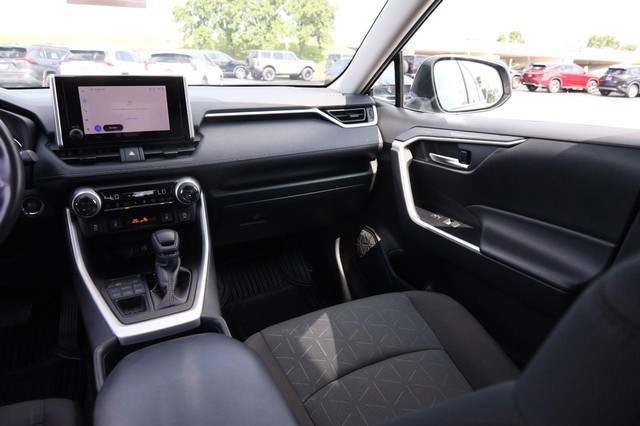 Toyota RAV4 Vehicle Image 24