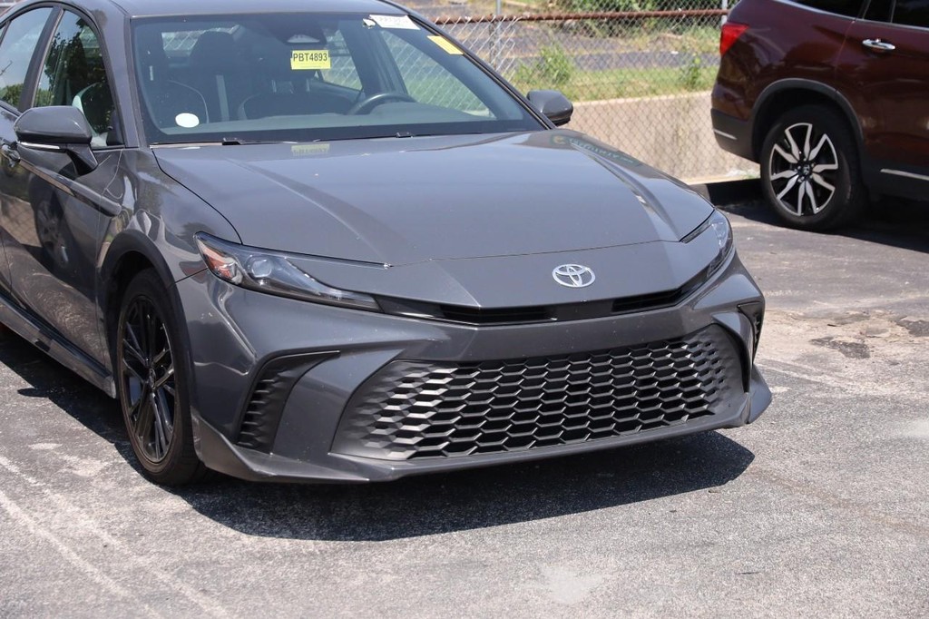 Toyota Camry Vehicle Full-screen Gallery Image 2