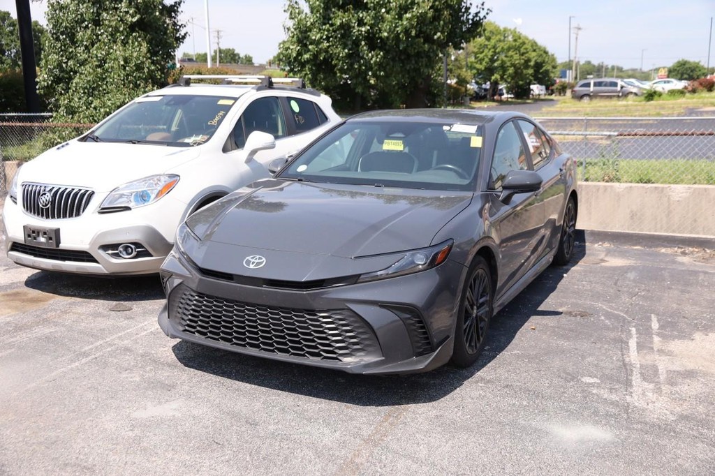 Toyota Camry Vehicle Full-screen Gallery Image 4