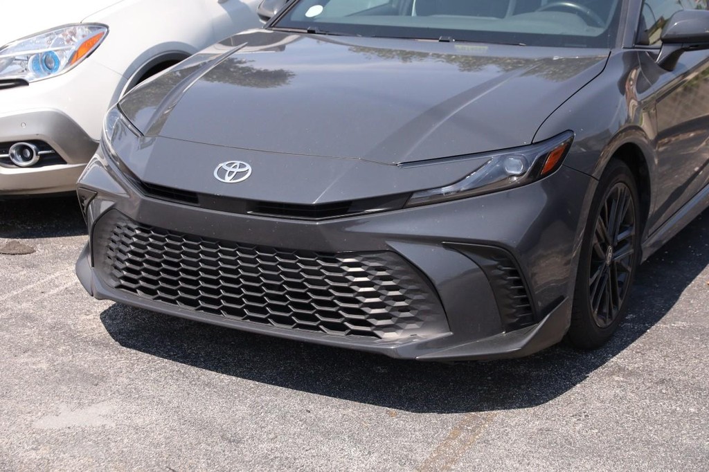 Toyota Camry Vehicle Full-screen Gallery Image 5
