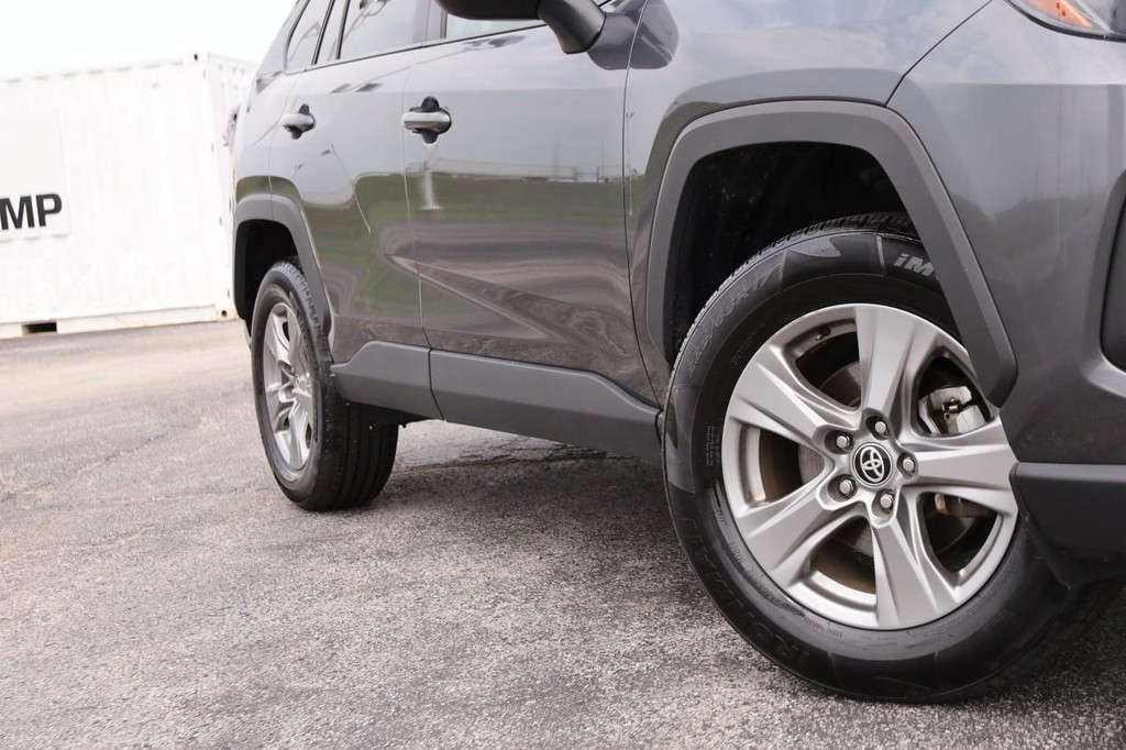 Toyota RAV4 Vehicle Full-screen Gallery Image 3