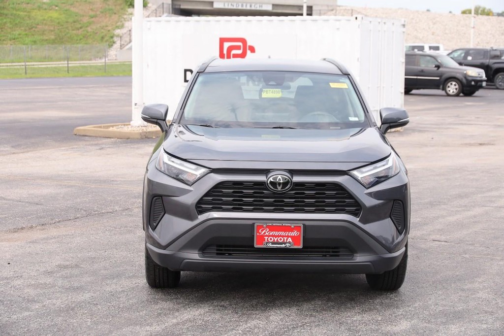 Toyota RAV4 Vehicle Full-screen Gallery Image 4