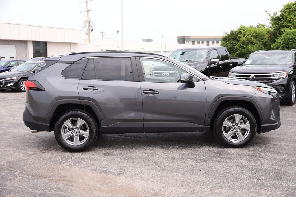 Toyota RAV4 Vehicle Full-screen Gallery Image 5