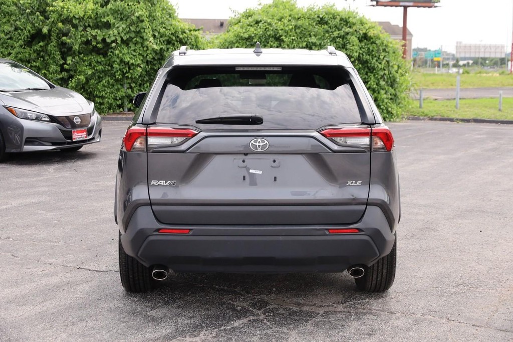 Toyota RAV4 Vehicle Full-screen Gallery Image 6