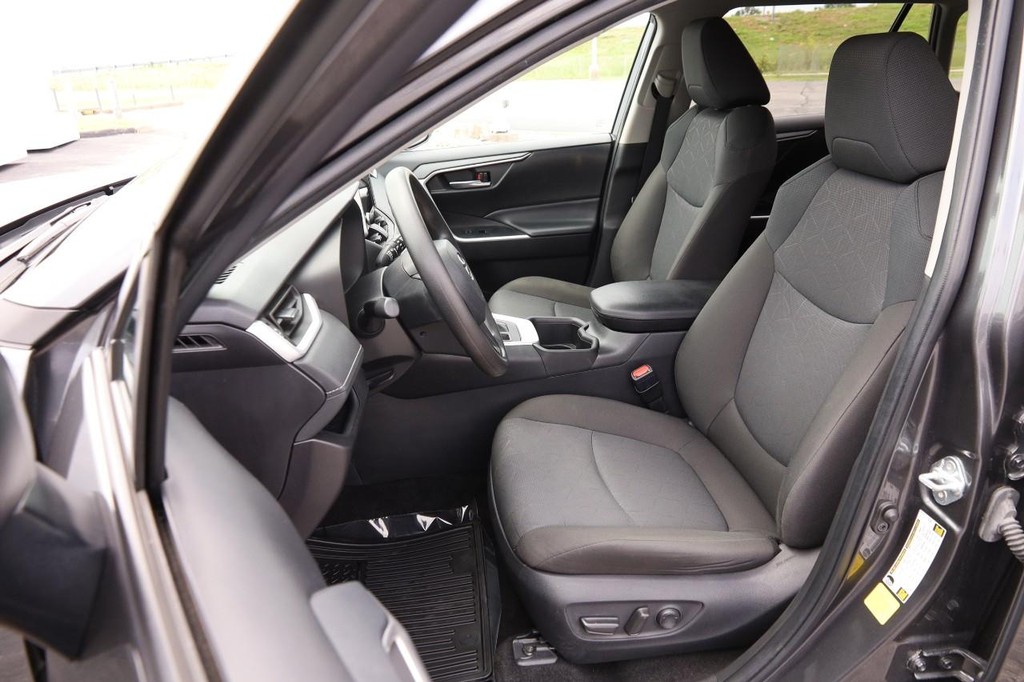 Toyota RAV4 Vehicle Full-screen Gallery Image 8