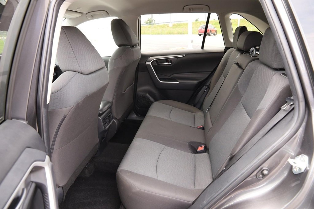 Toyota RAV4 Vehicle Full-screen Gallery Image 9