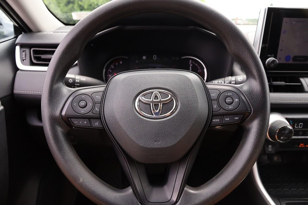 Toyota RAV4 Vehicle Full-screen Gallery Image 10