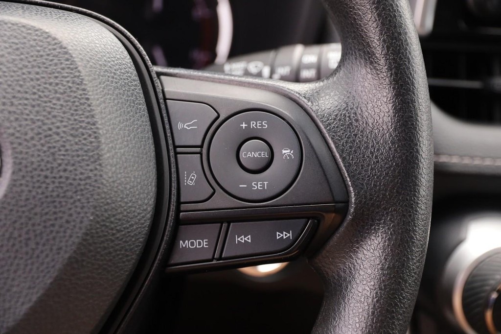 Toyota RAV4 Vehicle Full-screen Gallery Image 12