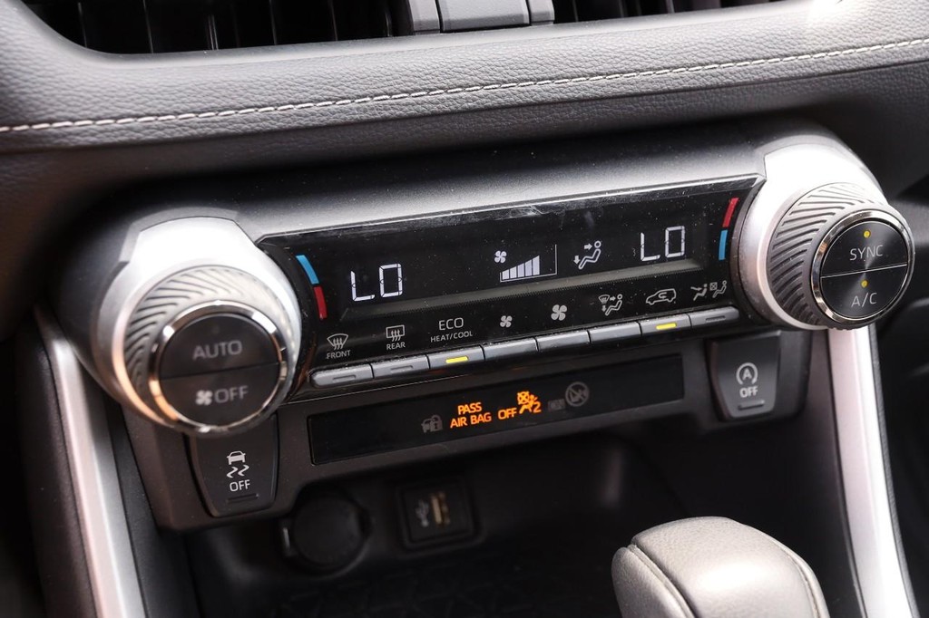 Toyota RAV4 Vehicle Full-screen Gallery Image 17
