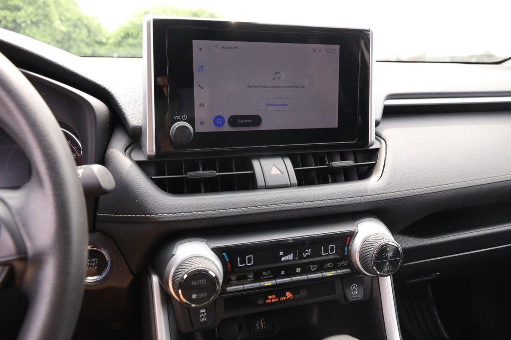 Toyota RAV4 Vehicle Full-screen Gallery Image 18