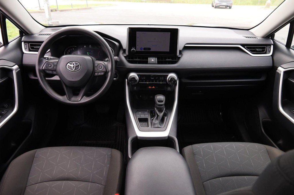Toyota RAV4 Vehicle Full-screen Gallery Image 21