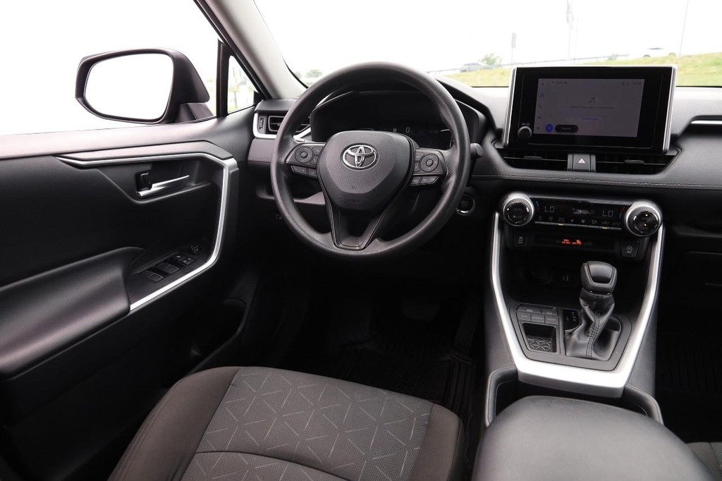 Toyota RAV4 Vehicle Full-screen Gallery Image 22