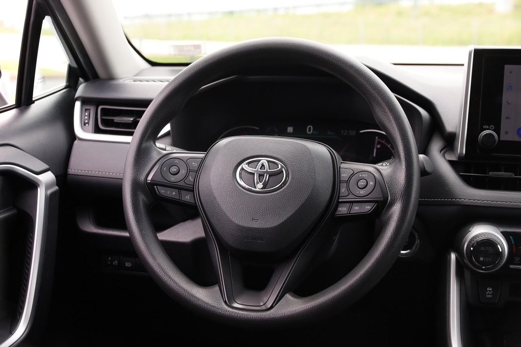 Toyota RAV4 Vehicle Full-screen Gallery Image 23