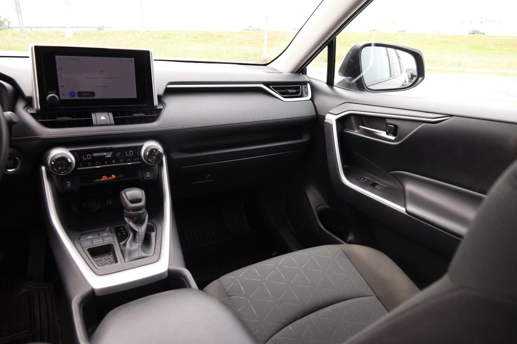 Toyota RAV4 Vehicle Full-screen Gallery Image 25