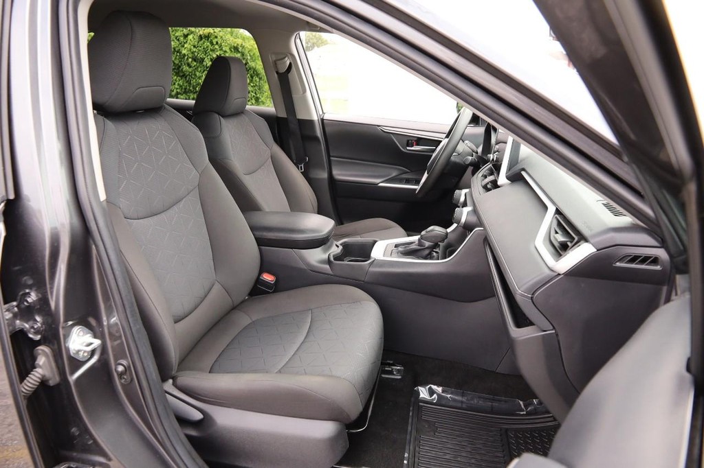 Toyota RAV4 Vehicle Full-screen Gallery Image 26