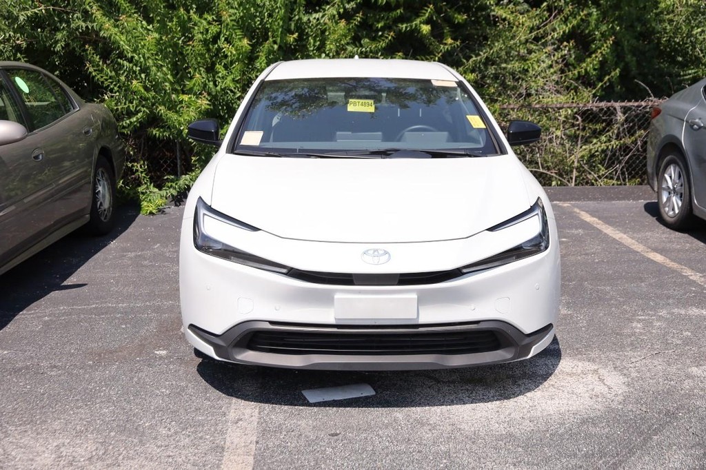 Toyota Prius Vehicle Full-screen Gallery Image 3
