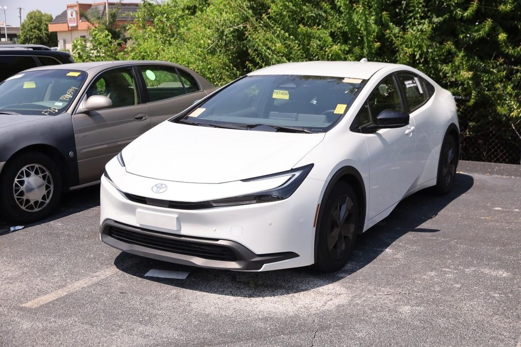 Toyota Prius Vehicle Full-screen Gallery Image 4