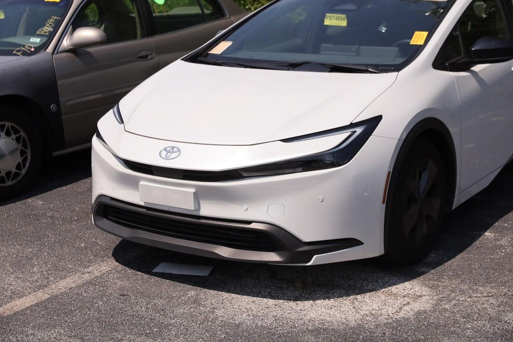 Toyota Prius Vehicle Full-screen Gallery Image 5