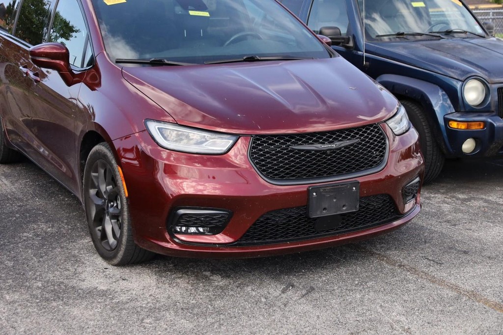 Chrysler Pacifica Vehicle Full-screen Gallery Image 2
