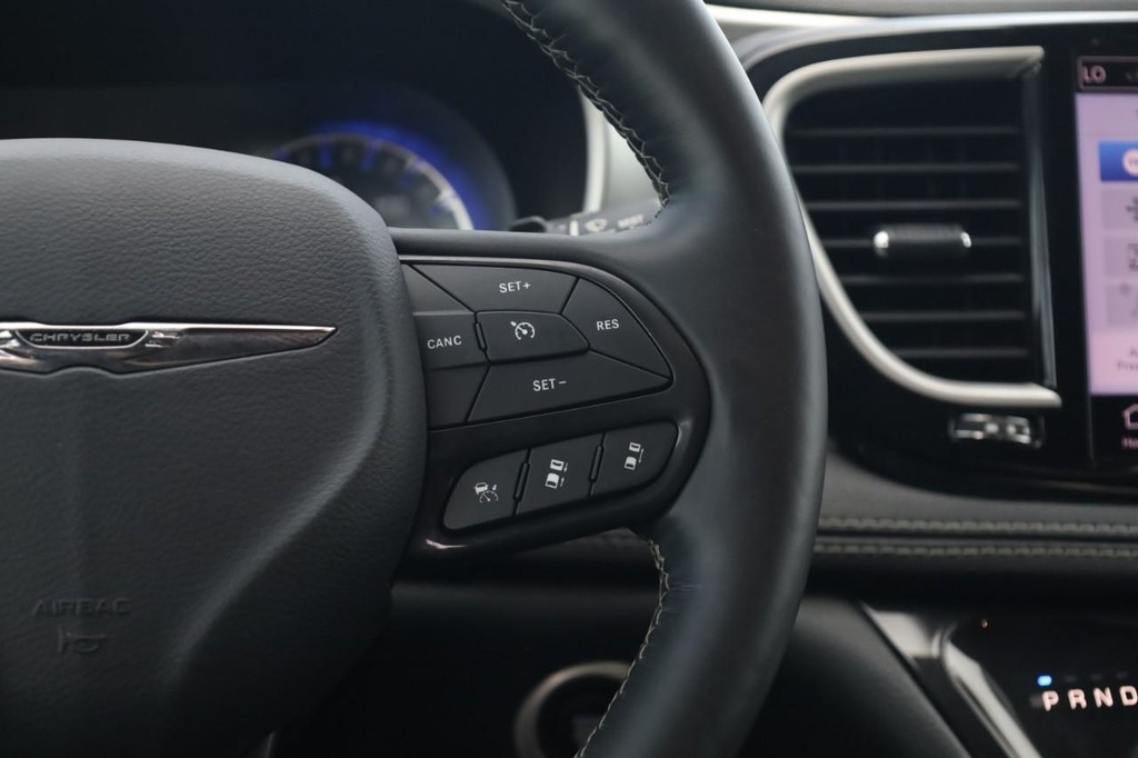Chrysler Pacifica Vehicle Full-screen Gallery Image 09