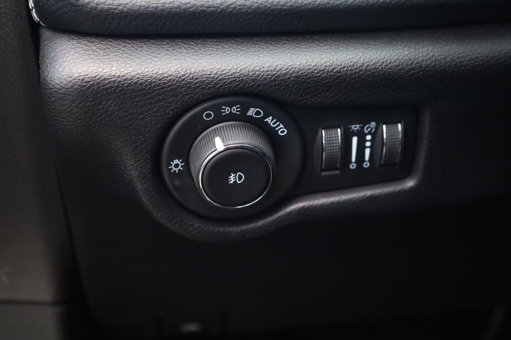 Chrysler Pacifica Vehicle Full-screen Gallery Image 12