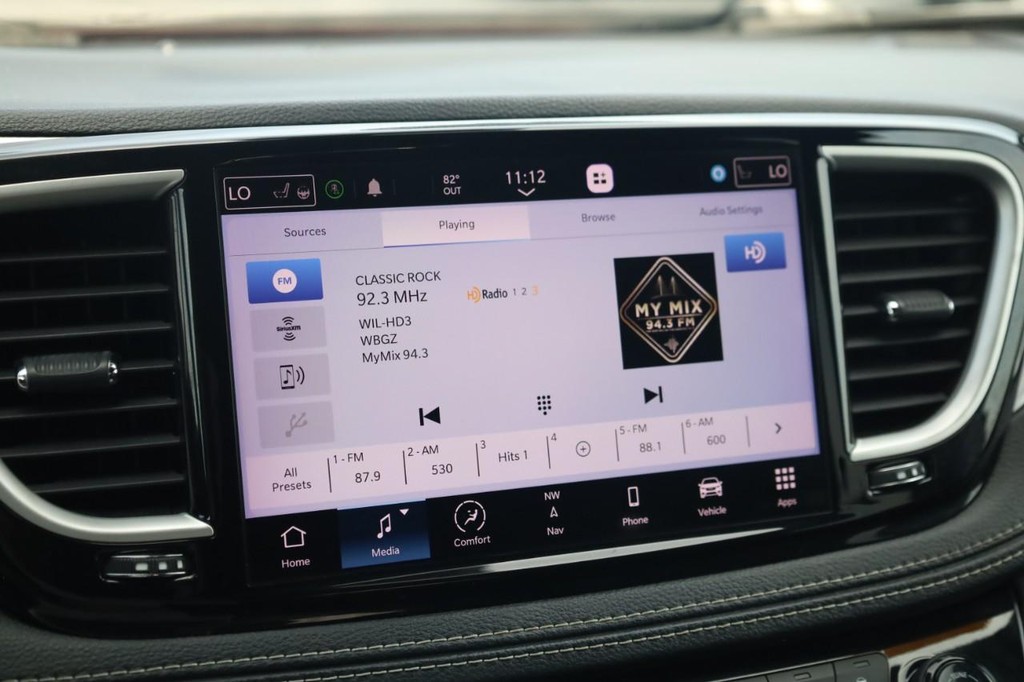 Chrysler Pacifica Vehicle Full-screen Gallery Image 15