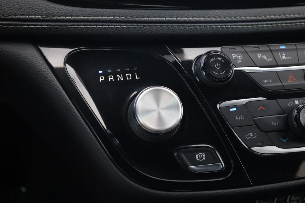 Chrysler Pacifica Vehicle Full-screen Gallery Image 18