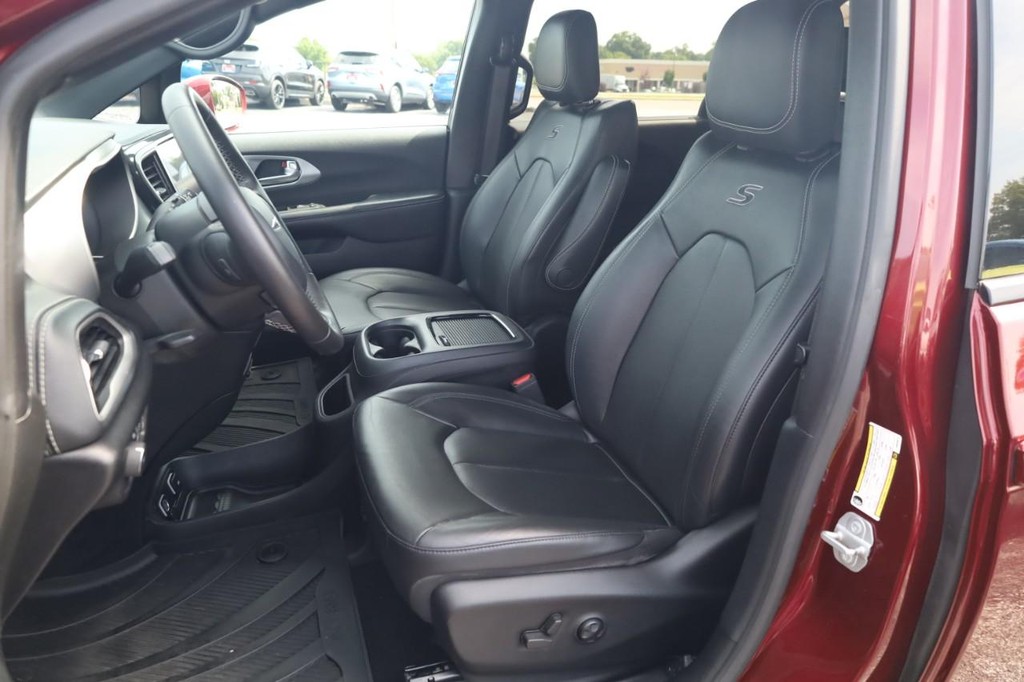 Chrysler Pacifica Vehicle Full-screen Gallery Image 20