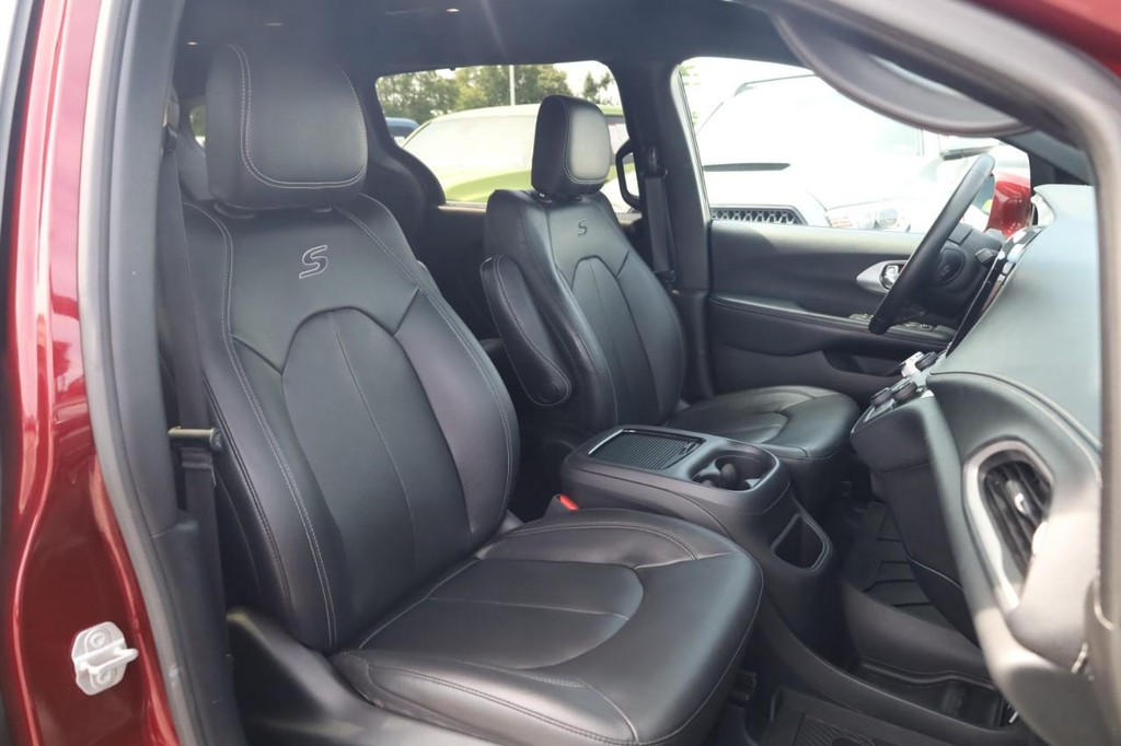 Chrysler Pacifica Vehicle Full-screen Gallery Image 21