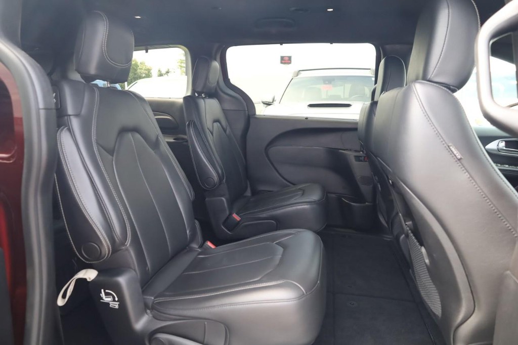 Chrysler Pacifica Vehicle Full-screen Gallery Image 22