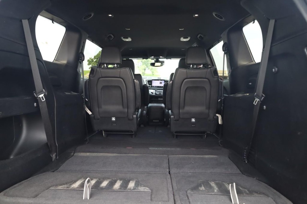 Chrysler Pacifica Vehicle Full-screen Gallery Image 27