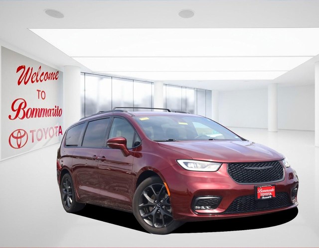 Chrysler Pacifica Vehicle Image 02