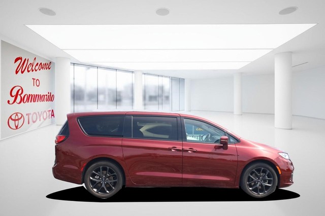 Chrysler Pacifica Vehicle Image 05