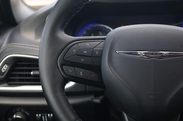 Chrysler Pacifica Vehicle Image 10