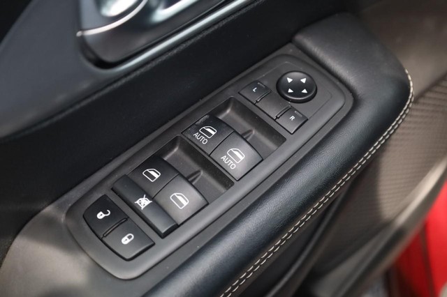 Chrysler Pacifica Vehicle Image 11