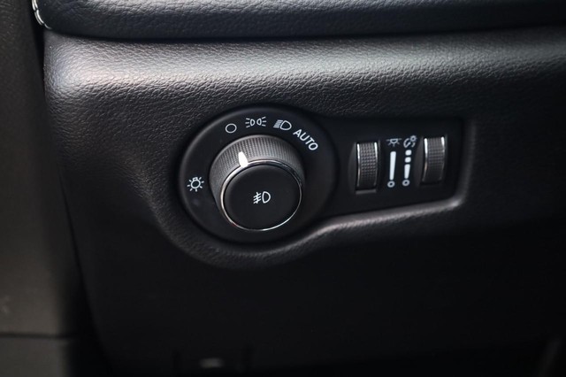 Chrysler Pacifica Vehicle Image 12