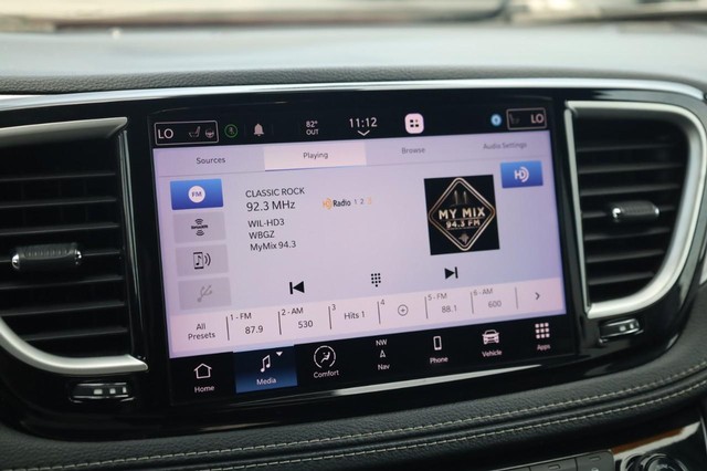 Chrysler Pacifica Vehicle Image 15