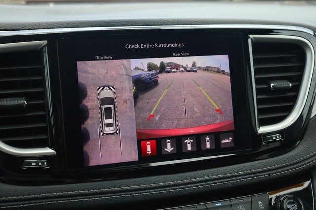 Chrysler Pacifica Vehicle Image 16