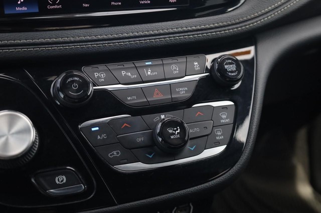 Chrysler Pacifica Vehicle Image 17