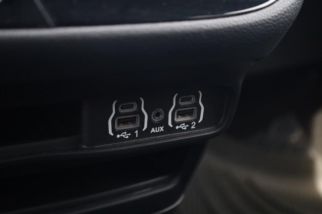 Chrysler Pacifica Vehicle Image 19