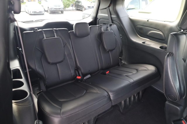 Chrysler Pacifica Vehicle Image 23
