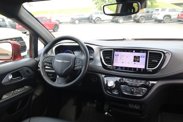 Chrysler Pacifica Vehicle Image 24
