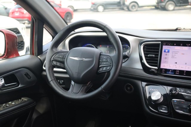 Chrysler Pacifica Vehicle Image 25