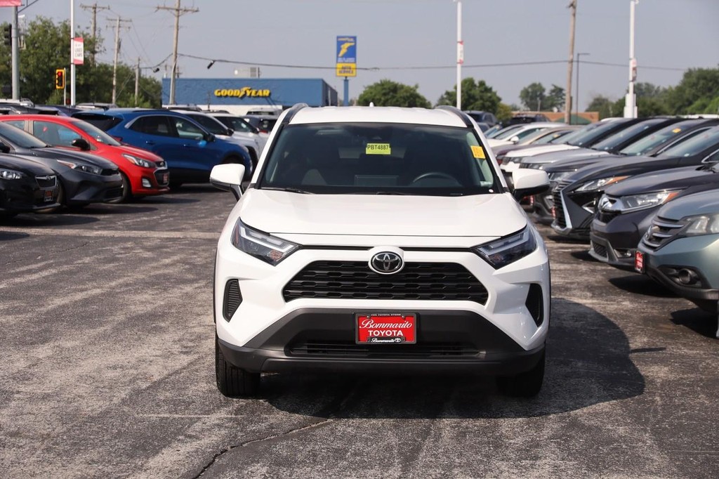 Toyota RAV4 Vehicle Full-screen Gallery Image 4