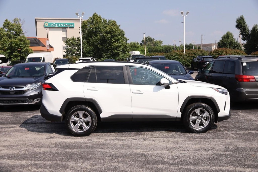 Toyota RAV4 Vehicle Full-screen Gallery Image 5