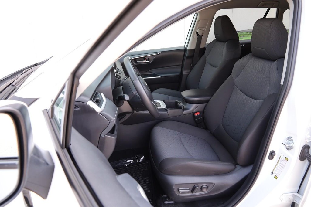 Toyota RAV4 Vehicle Full-screen Gallery Image 8