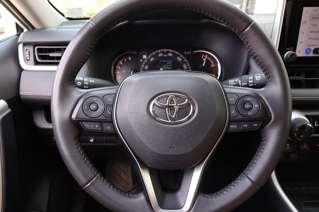 Toyota RAV4 Vehicle Full-screen Gallery Image 11