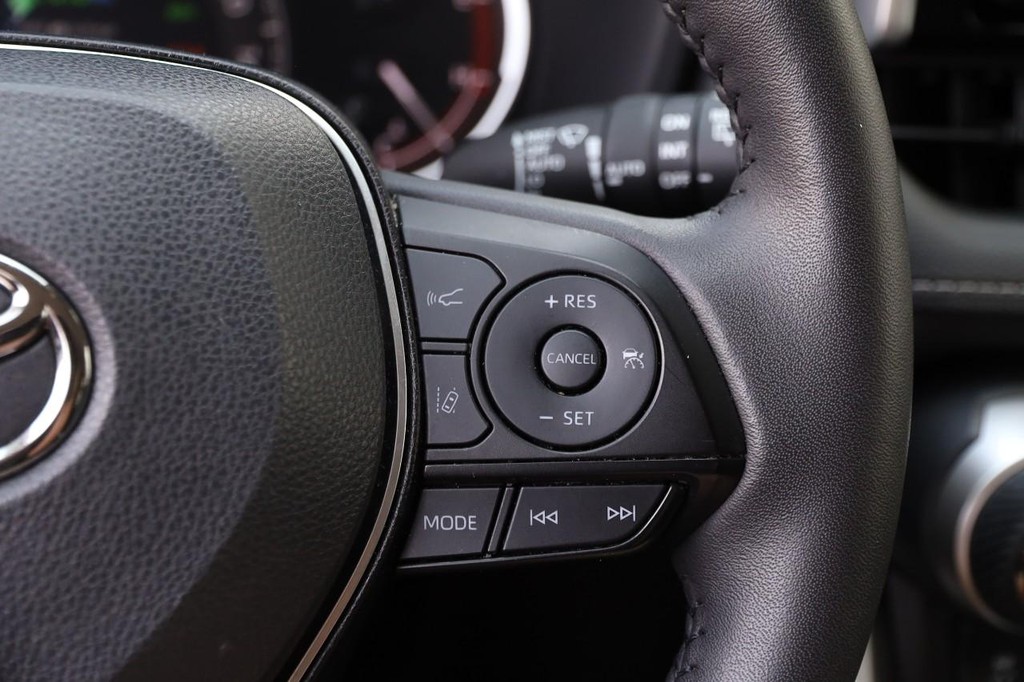 Toyota RAV4 Vehicle Full-screen Gallery Image 13