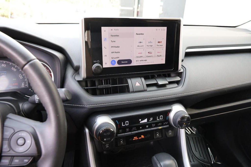 Toyota RAV4 Vehicle Full-screen Gallery Image 16