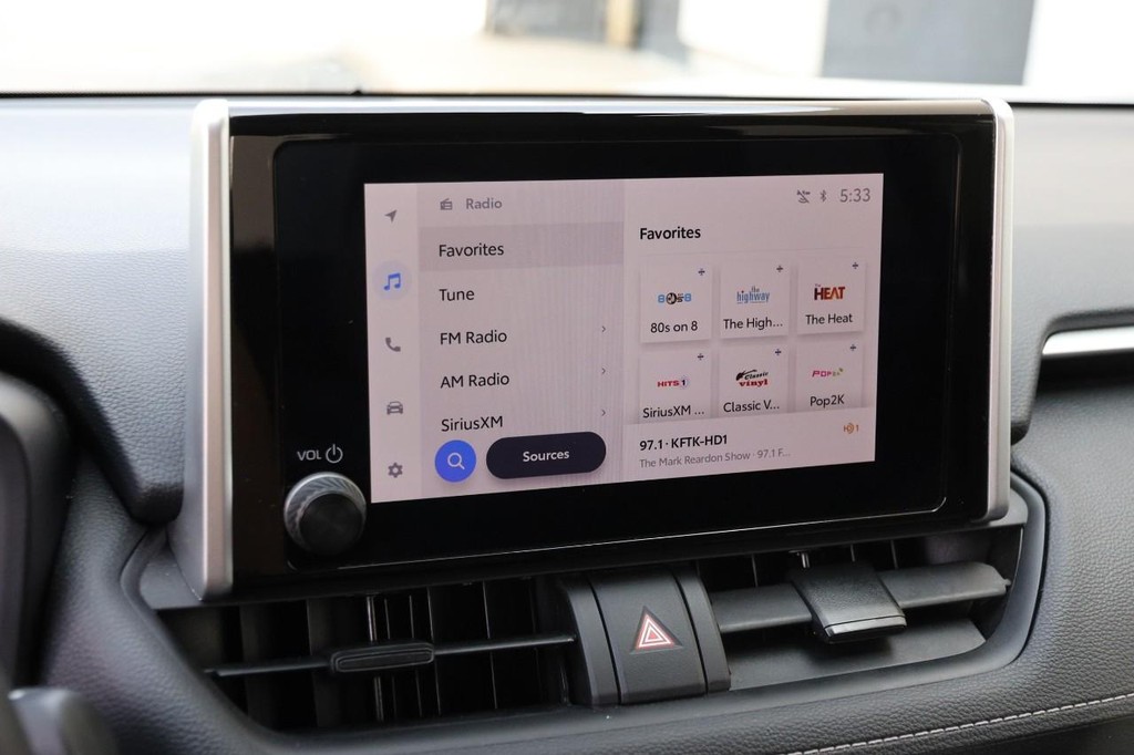 Toyota RAV4 Vehicle Full-screen Gallery Image 17